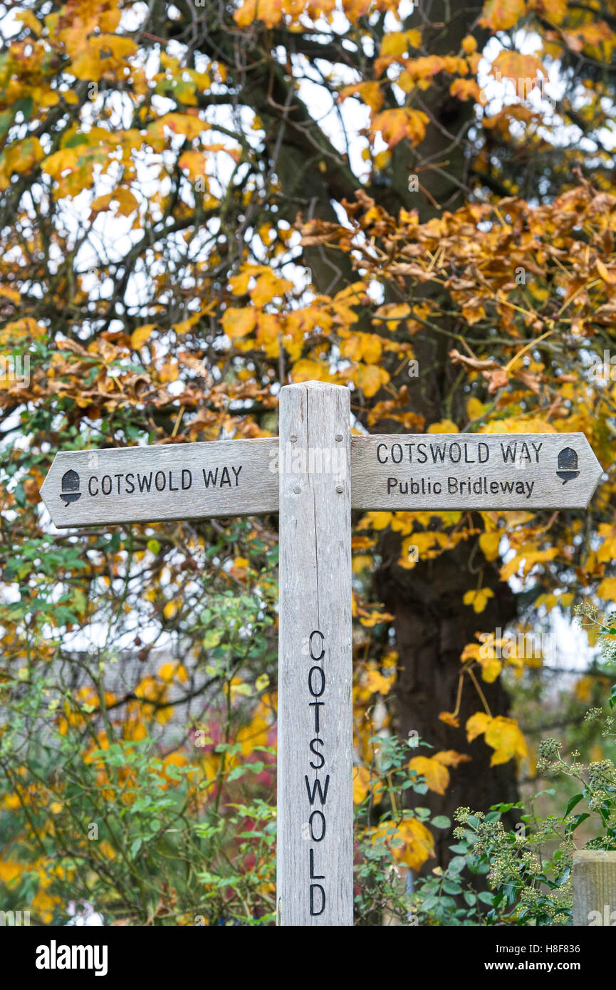 Cotswold Way panneau en face de arbres en automne. Arles, France Banque D'Images