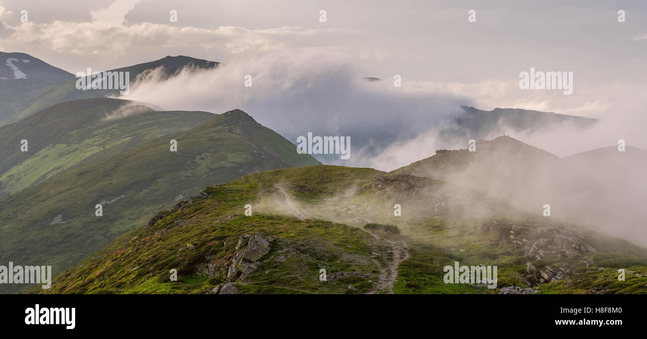 Paysage avec des nuages en montagne Banque D'Images