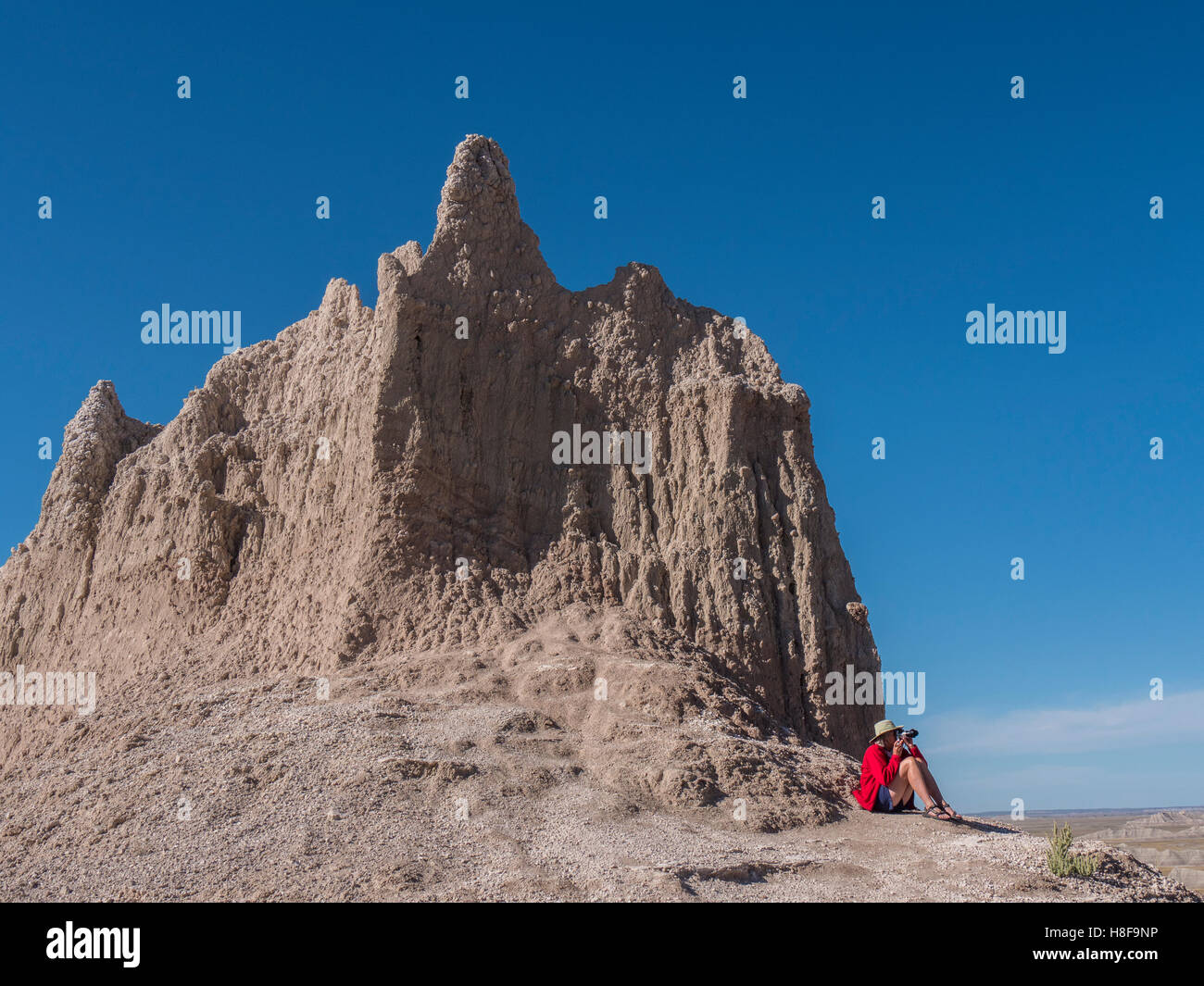 Femme photos le paysage le long de la route, Boucle Badlands Badlands National Park (Dakota du Sud). Banque D'Images