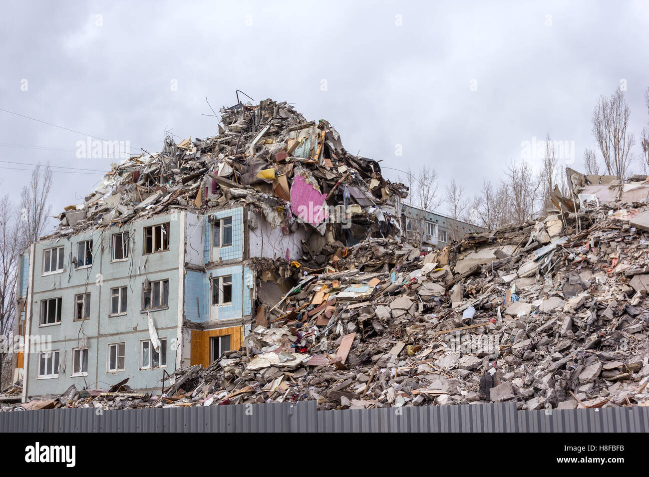 Démolition de bâtiments en milieu urbain. Maison en ruines. Banque D'Images