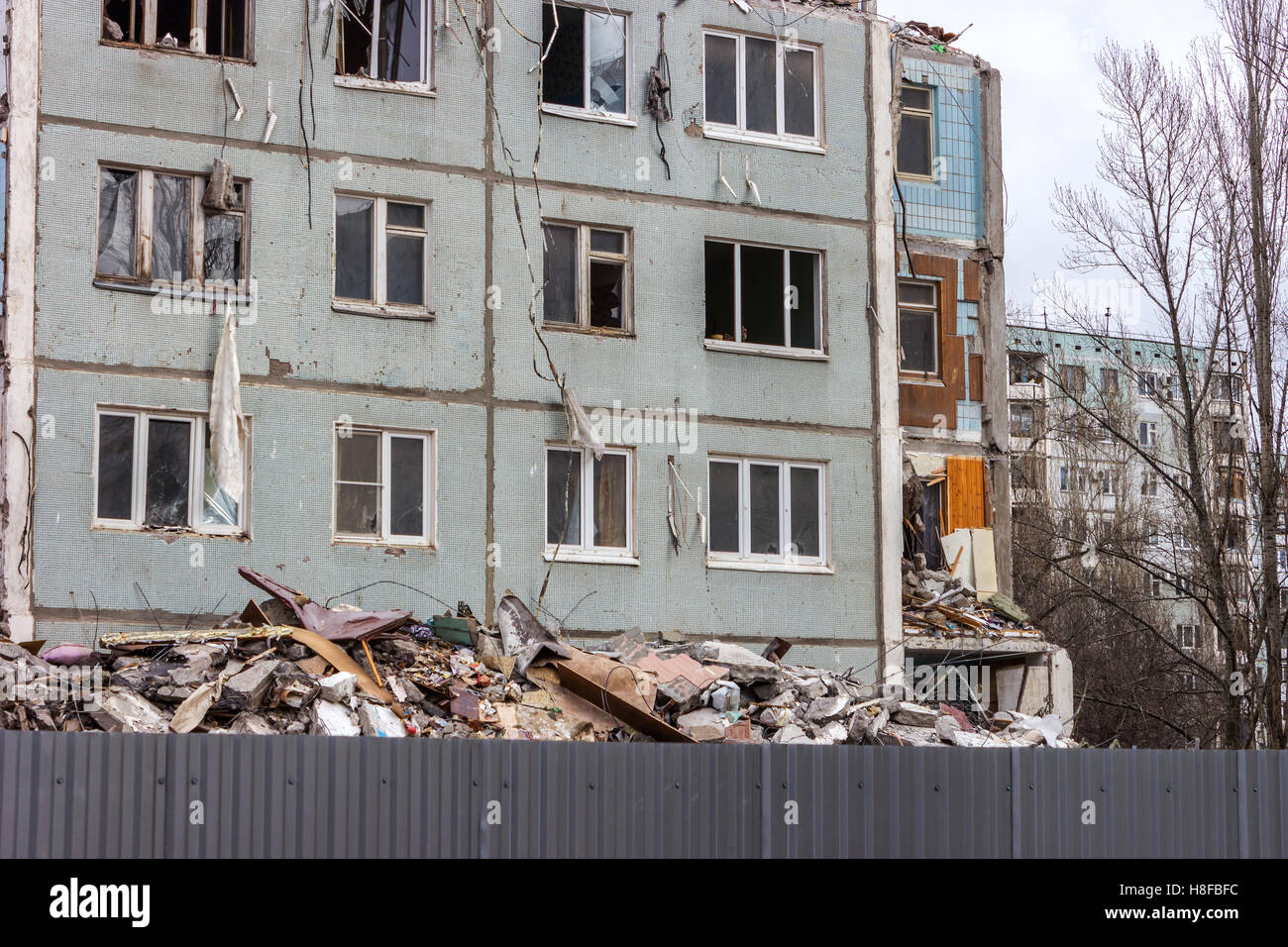 Démolition de bâtiments en milieu urbain. Maison en ruines. Banque D'Images