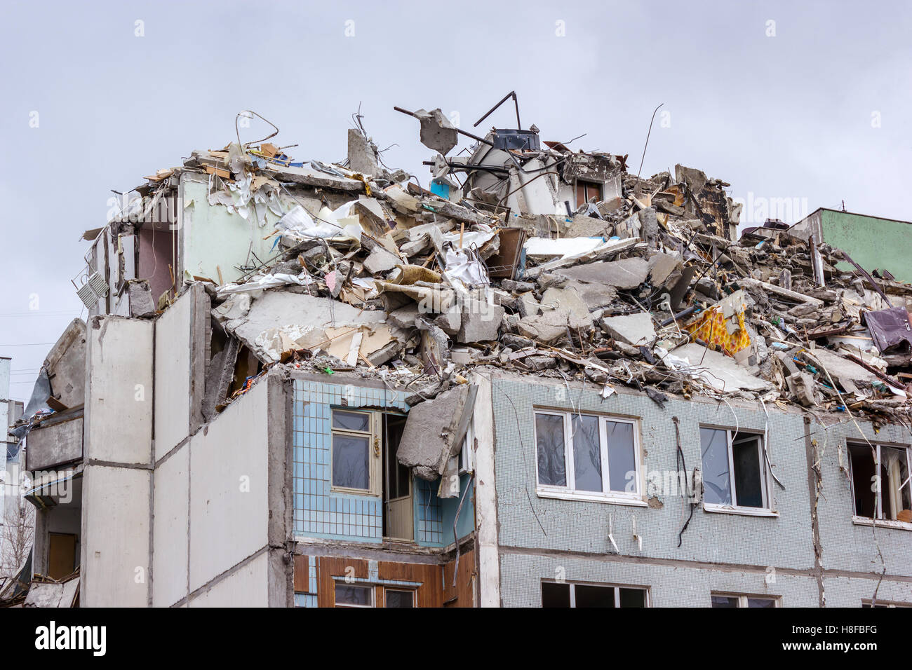 Dans cette maison, il y avait une explosion de gaz dans un des appartements a entraîné la destruction de la maison. Banque D'Images