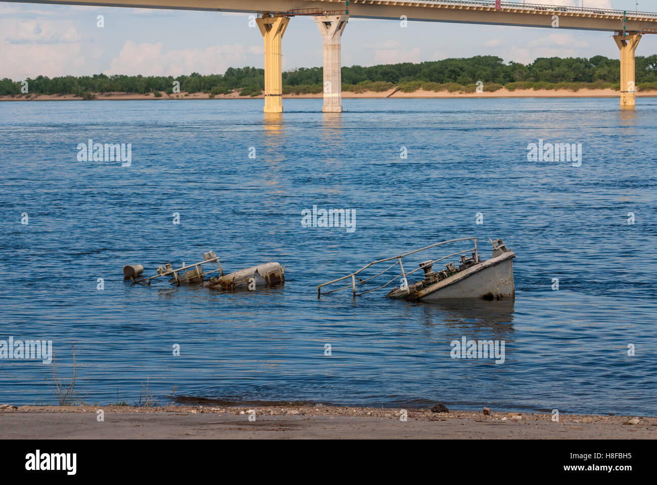 Rusty naufrage bateau dans un fleuve bleu Banque D'Images