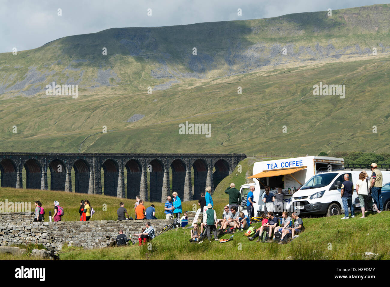 Ribblehead viaduc sur l'installer à Carlisle Railway, avec beaucoup de touristes autour. Yorkshire Dales National Park, Royaume-Uni. Banque D'Images Ribblehead viaduc sur l'installer à Carlisle Railway, avec beaucoup de touristes autour. Yorkshire Dales National Park, Royaume-Uni. Banque D'Images