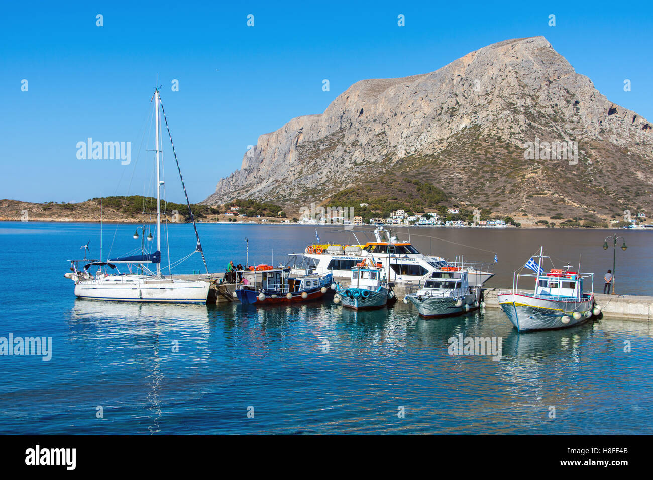 Bateaux à quai, Myrties Kalymnos, Grèce, matin bleu calme Banque D'Images