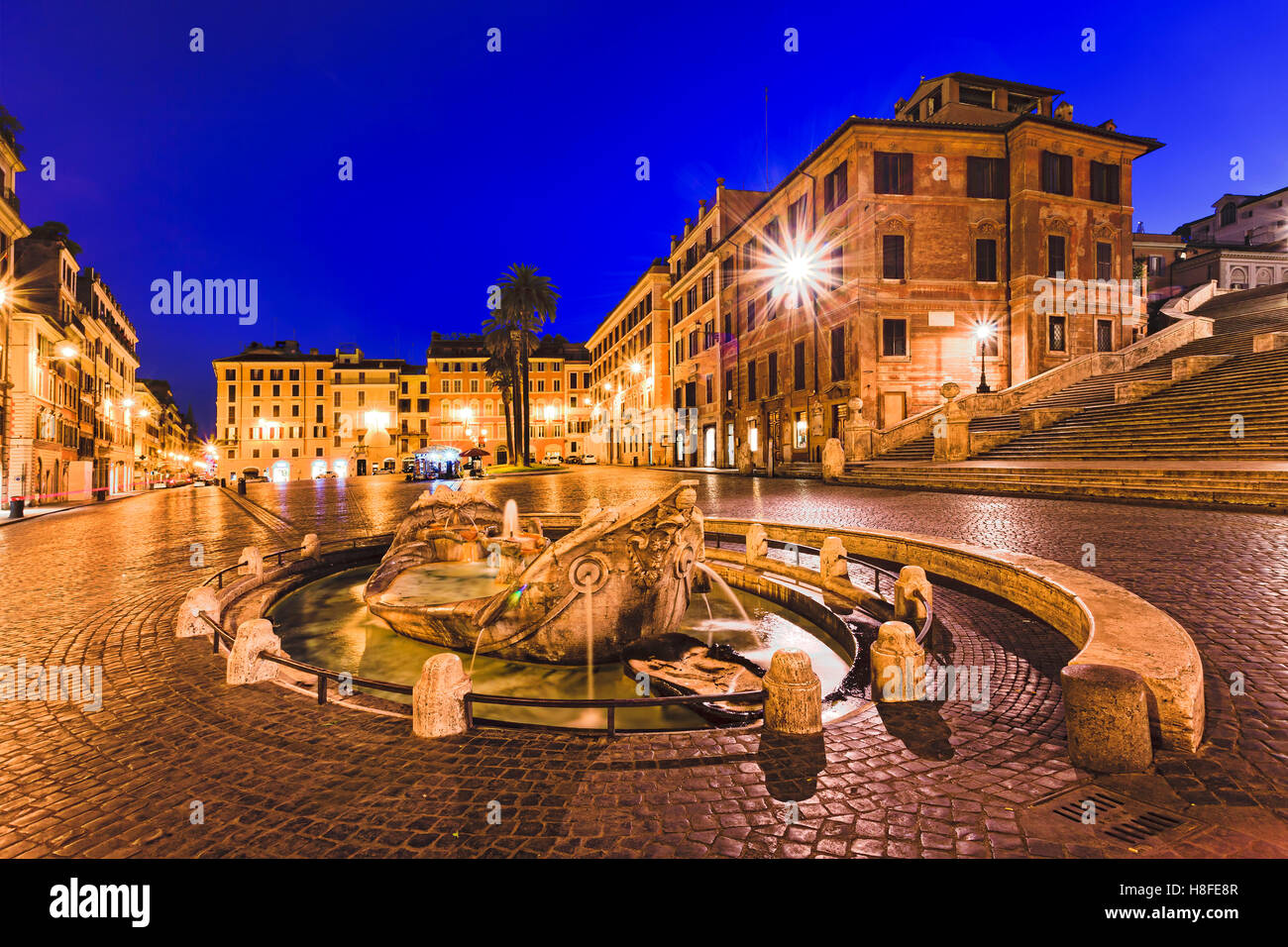 La place d'Espagne et une fontaine en forme de bateau à Rome, en Italie, au lever du soleil.L'architecture historique du vieux palais et maisons. Banque D'Images