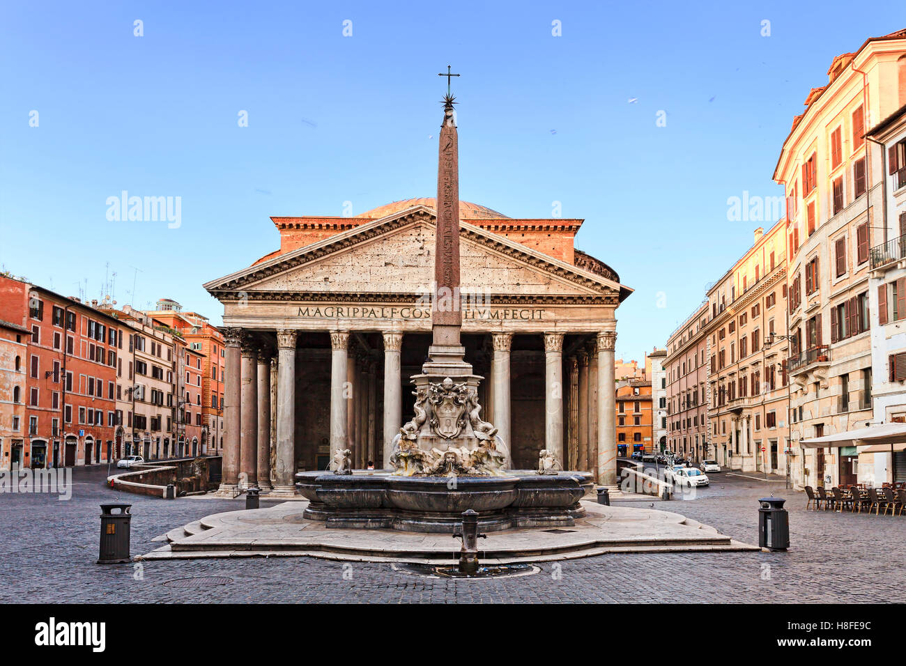 Monument de l'antiquité de l'Empire romain - panthéon de dieux dans la capitale italienne - Rome, derrière l'obélisque de la place et de la fontaine Banque D'Images