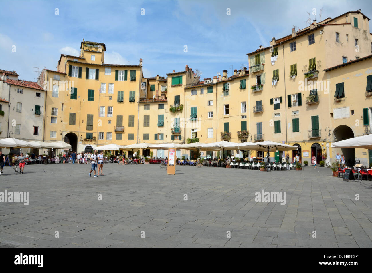 Lucca, Italie - 5 septembre 2016 : Les bâtiments sur la Piazza Napoleone square dans la vieille partie de la ville de Lucques en Italie. Des personnes non identifiées, v Banque D'Images