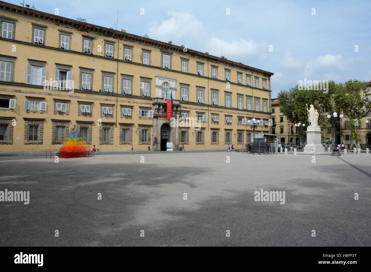 Lucca, Italie - 5 septembre 2016 : s'appuyant sur la Piazza Napoleone square dans la vieille partie de la ville de Lucques en Italie. Des personnes non identifiées, vi Banque D'Images