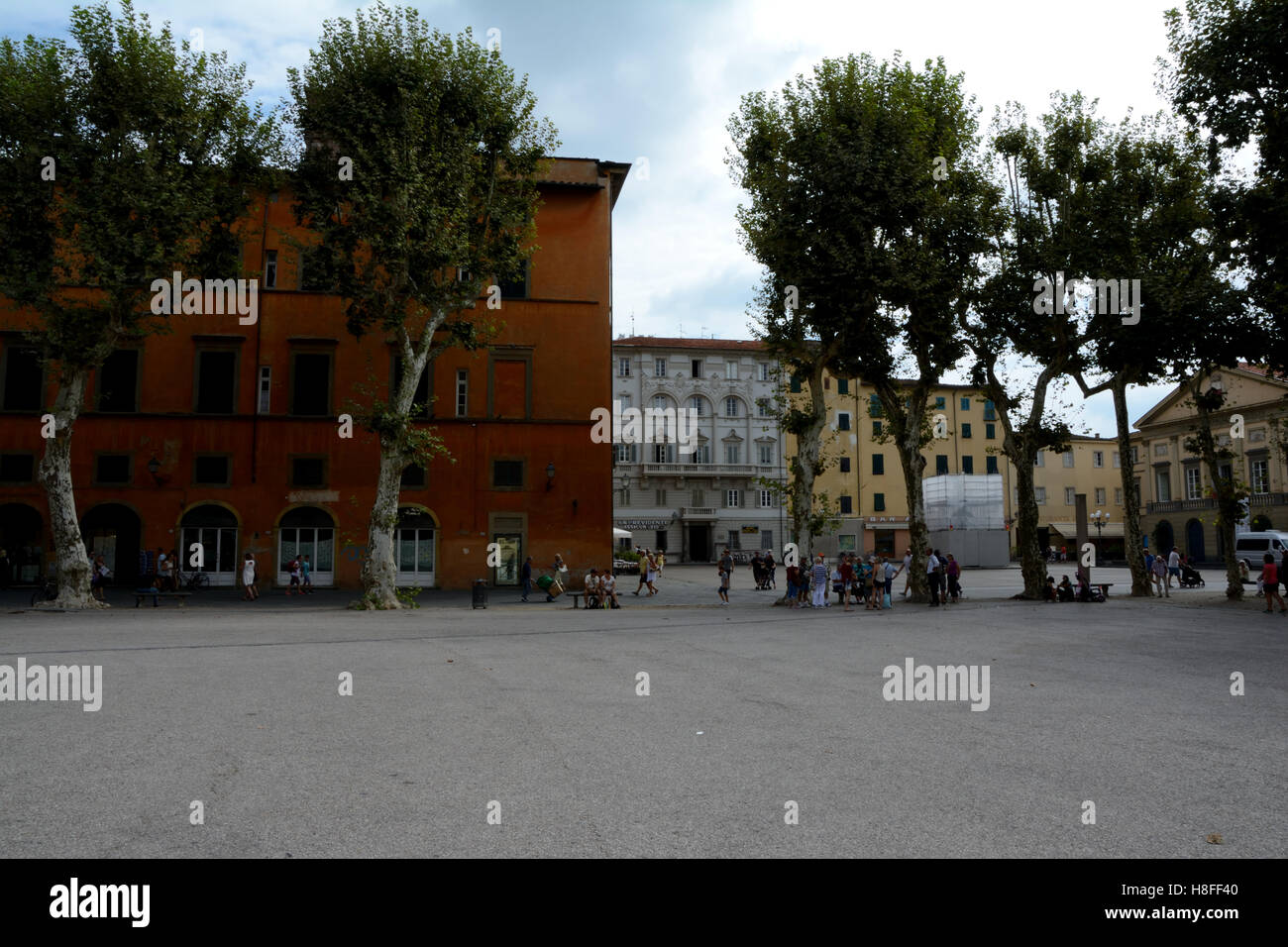 Lucca, Italie - 5 septembre 2016 : Les bâtiments sur la Piazza Napoleone square dans la vieille partie de la ville de Lucques en Italie. Des personnes non identifiées, v Banque D'Images