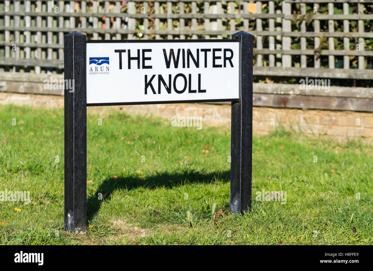 Signe de nom de rue sur des poteaux dans le sol au Royaume-Uni. Banque D'Images