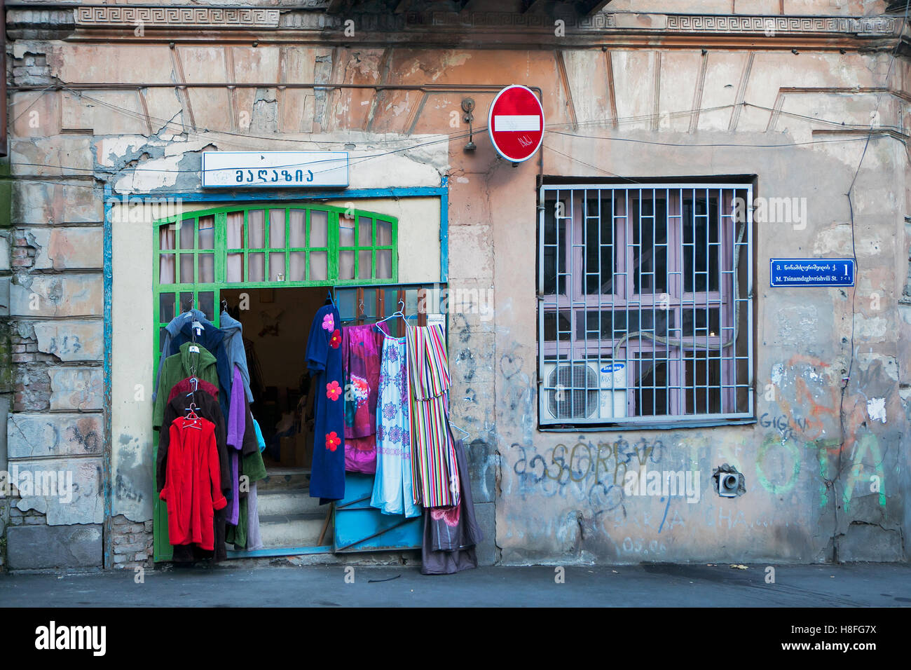 Tbilissi, Géorgie, 16 août, 2016 : vieux vêtements vintage à vendre près de l'antic shop Banque D'Images