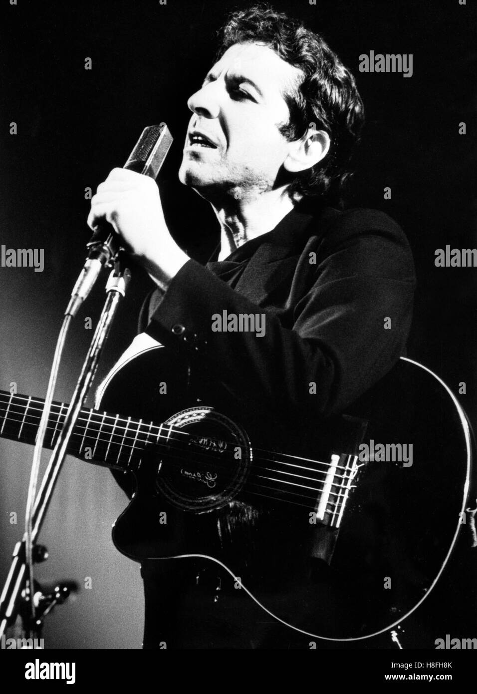 Singer Leonard Cohen au cours d'un récent concert à la Salle Pleyel, Paris, dans le cadre de sa tournée mondiale après plusieurs années hors de la scène. *Pour la France seulement Banque D'Images