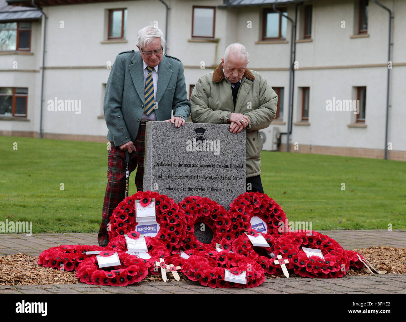 Peter Knowles vétéran de la Royal Army Service Corps (à gauche) et Tommy McShorley à partir du 2e Bataillon du Royal Scots voir une pierre lors d'une cérémonie du Souvenir le jour de l'Armistice à Erskine Accueil à Bishopton, en Écosse. Banque D'Images