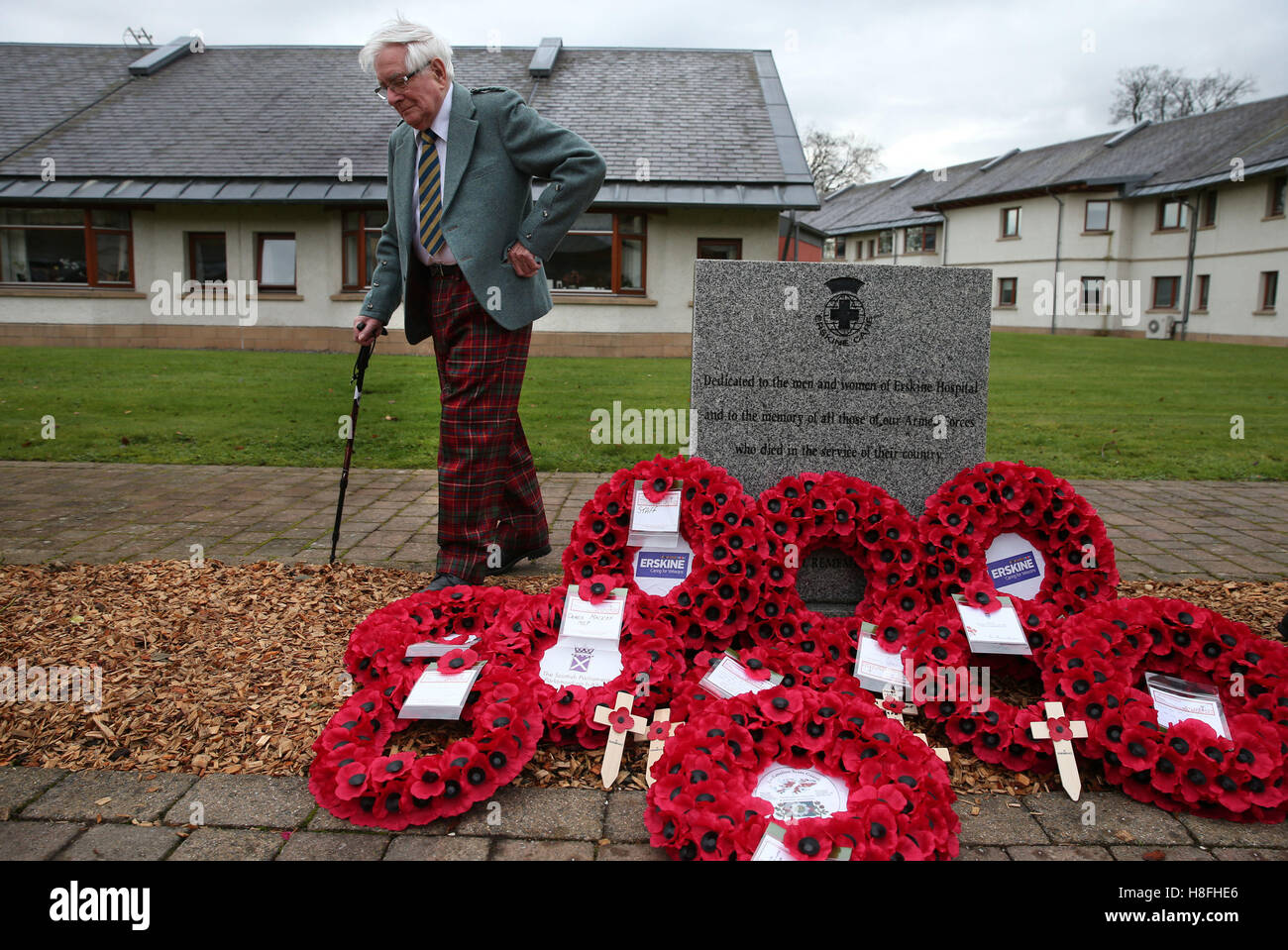 Peter Knowles vétéran de la Royal Army Service Corps vues une pierre qui a déposé une couronne au nom de la Erskine Anciens combattants lors d'un service du souvenir le jour de l'Armistice à Erskine Accueil à Bishopton, en Écosse. Banque D'Images