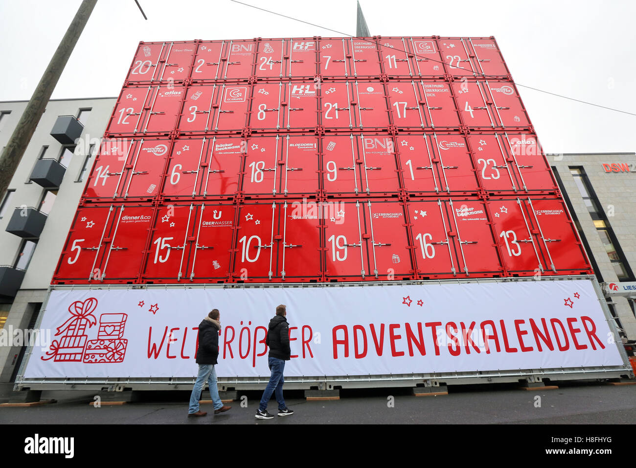 Dortmund/Allemagne, 11e Novembre 2016. Le soi-disant plus grand calendrier de l'avent sur pieds à partir de 30 conteneurs navire sera érigé sur 11 Novembre 2016 à Dortmund/Allemagne en face de la Petrikirche protestante. Le calendrier de l'Avent est de 15 x 13 mètres dans la taille et a un poids total de 64 tonnes. A partir du 1er décembre, un enfant de Noël va ouvrir une porte tous les jours à 17:30 de dessus d'un appareil de levage. L'association "Kinderlachen" (rire de l'enfant) a gagné Dortmund compagnies comme sponsors pour le conteneur 'Achat', dont l'argent dans les projets d'aide de l'association. Banque D'Images