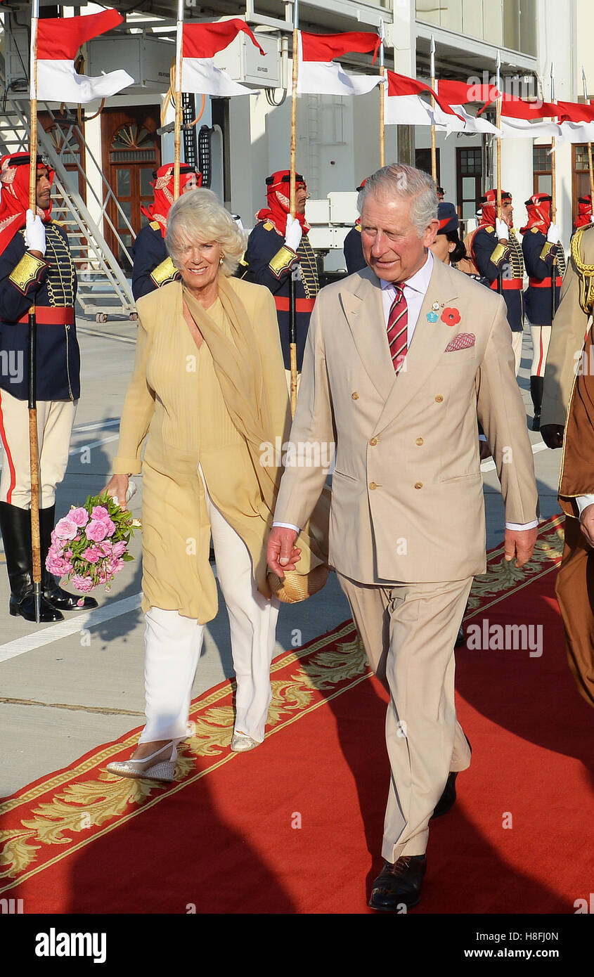 Le Prince de Galles et la duchesse de Cornwall à pied vers l'avion sur la base aérienne de l'Sahkir, au Bahreïn, pour les prendre à la maison d'une longue semaine de tournée au Moyen-Orient. Banque D'Images