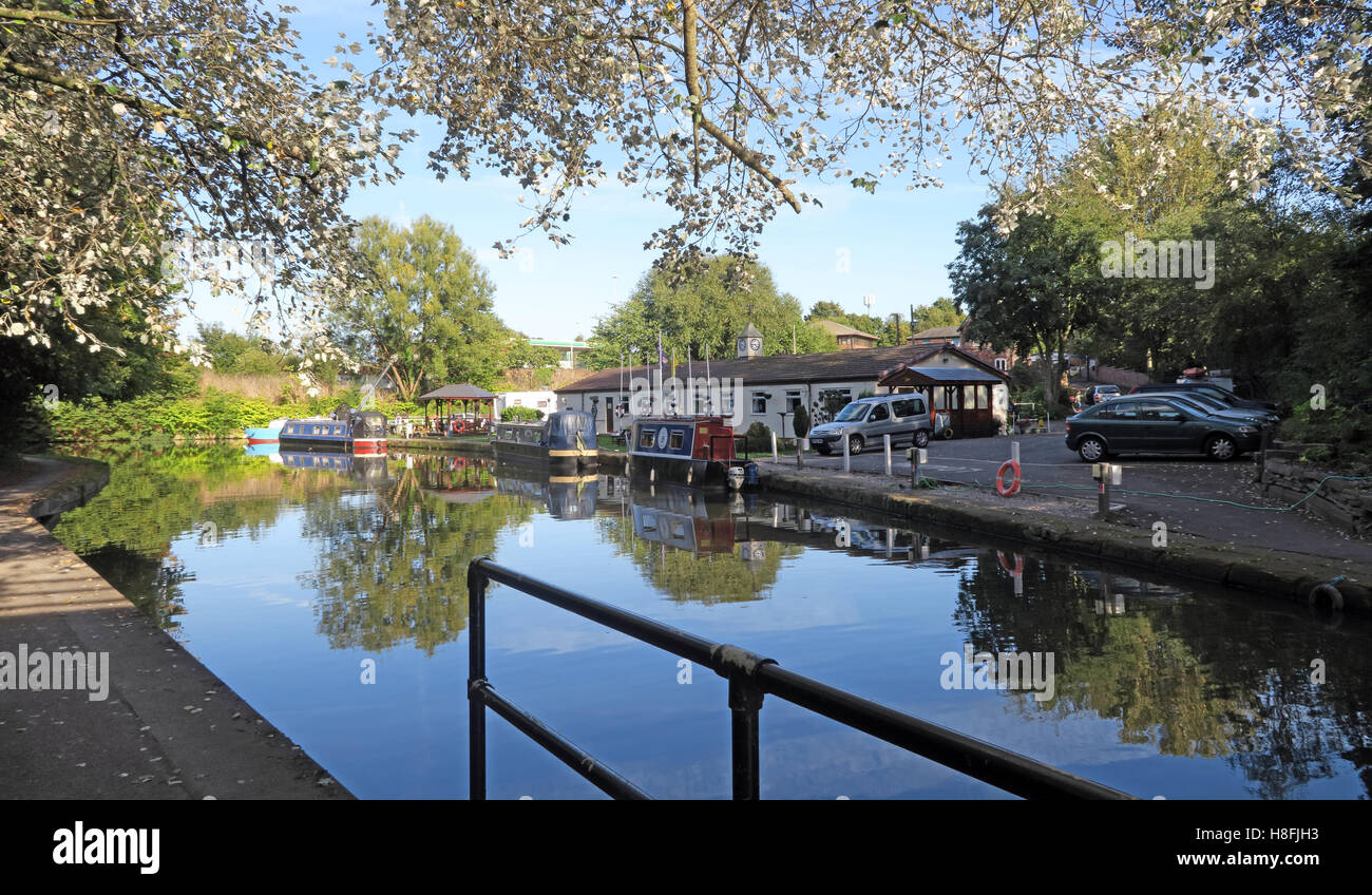 Canal de Bridgewater Runcorn en été, Waterside, Cheshire, Angleterre, Royaume-Uni Banque D'Images