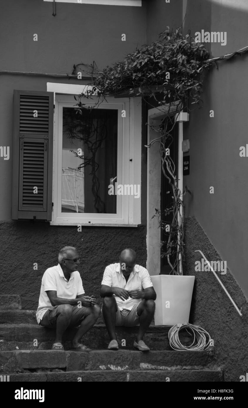 Représentant deux étapes s'est assis sur la place principale de parler à Manarola, Cinque Terre, septembre. Converties en noir et blanc. Banque D'Images
