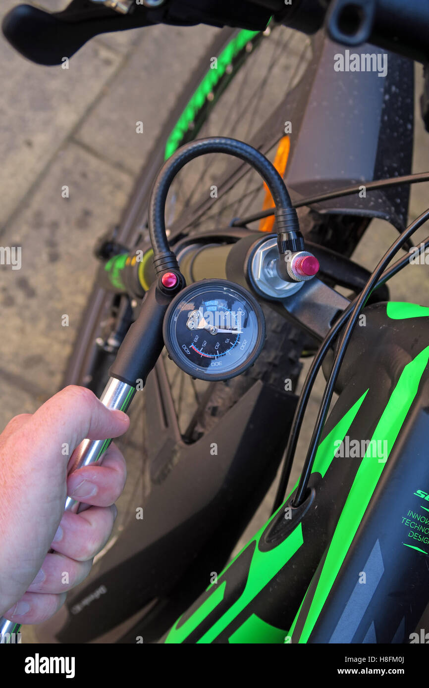 Pompe de l'amortisseur VTT utilisé sur une échelle Scott Cycle 950 - Contrôle de pression avec pompe Banque D'Images