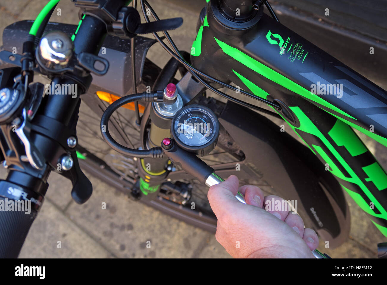 Pompe de l'amortisseur VTT utilisé sur une échelle 950 Scott - cycle pompe associée Banque D'Images