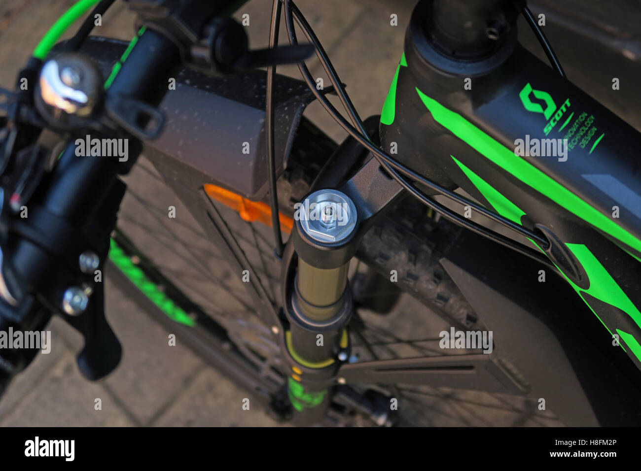 Pompe de l'amortisseur VTT utilisé sur une échelle 950 Scott Cycle - shock cap supprimé Banque D'Images