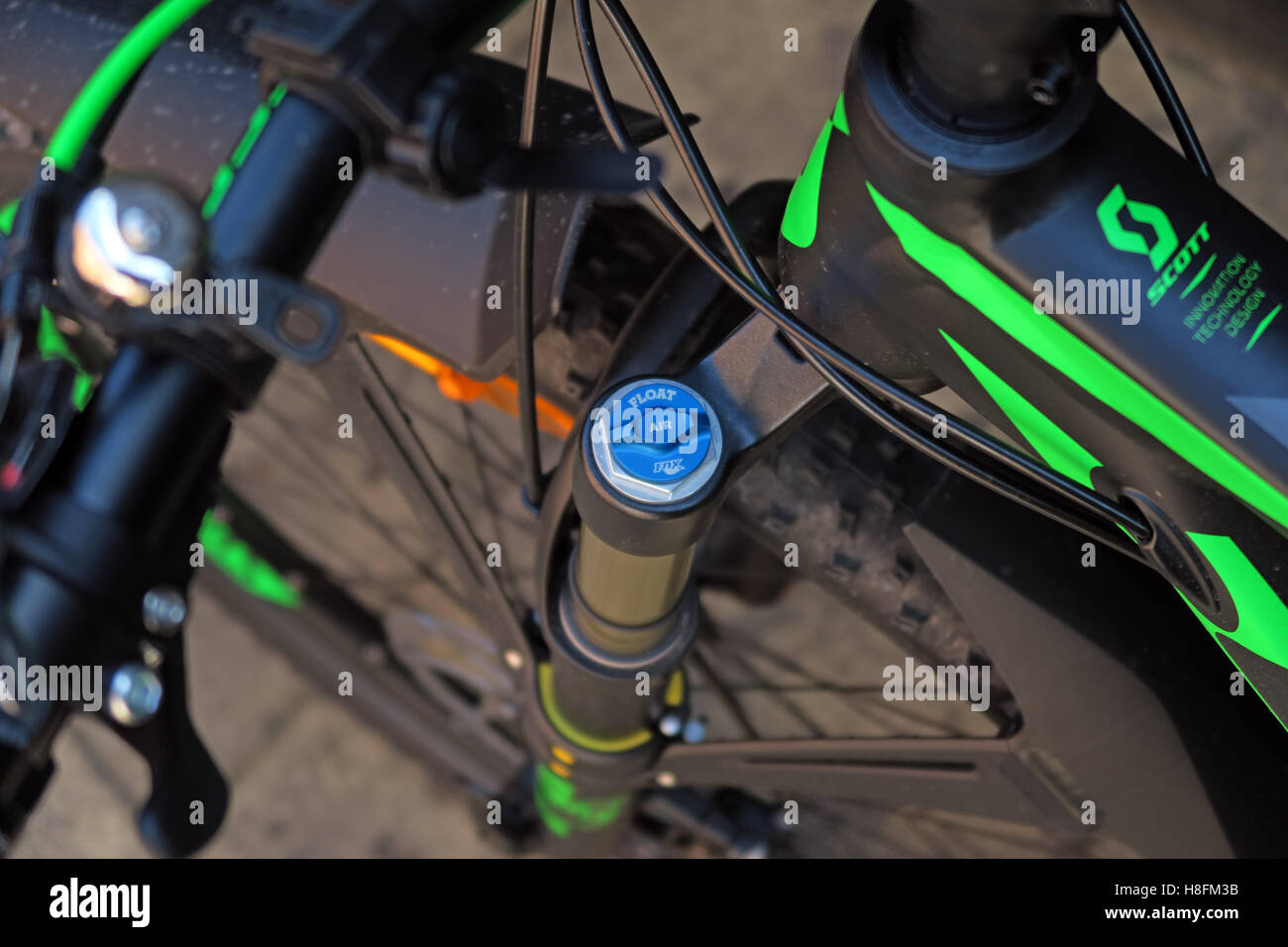 Pompe de l'amortisseur VTT utilisé sur une échelle 950 Scott Cycle - Localiser les chocs Banque D'Images