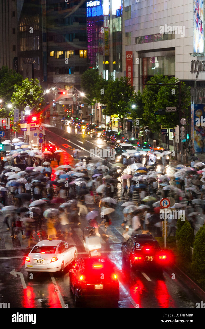 Tokyo, Japon. Grande foule de personnes qui traversent la route en utilisant le croisement de Shibuya. Banque D'Images