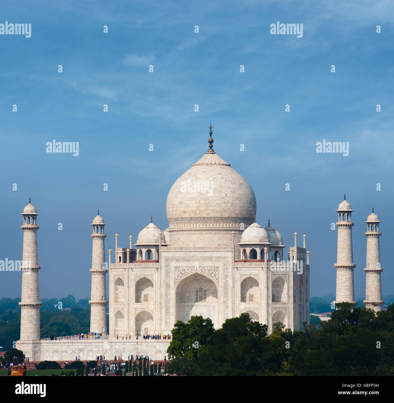 Téléobjectif de vue lointain soleil briller brillamment sur le marbre blanc du Taj Mahal de l'extérieur du motif dans la journée Banque D'Images