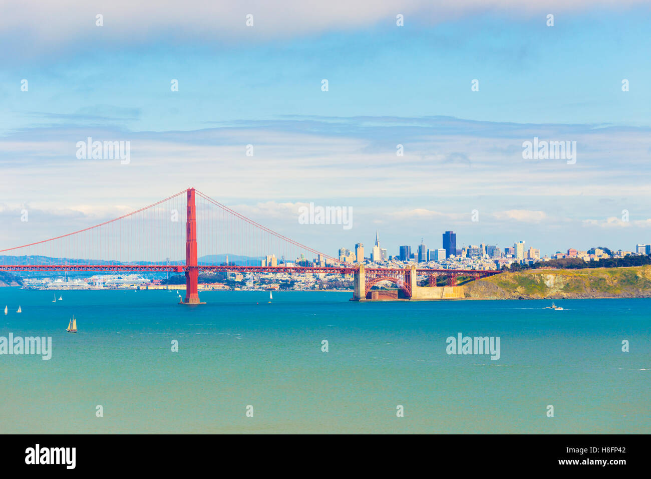 Téléobjectif lointain océan paysage vue sur l'eau à travers le Golden Gate Bridge à San Francisco Cityscape sous un beau soleil, Banque D'Images