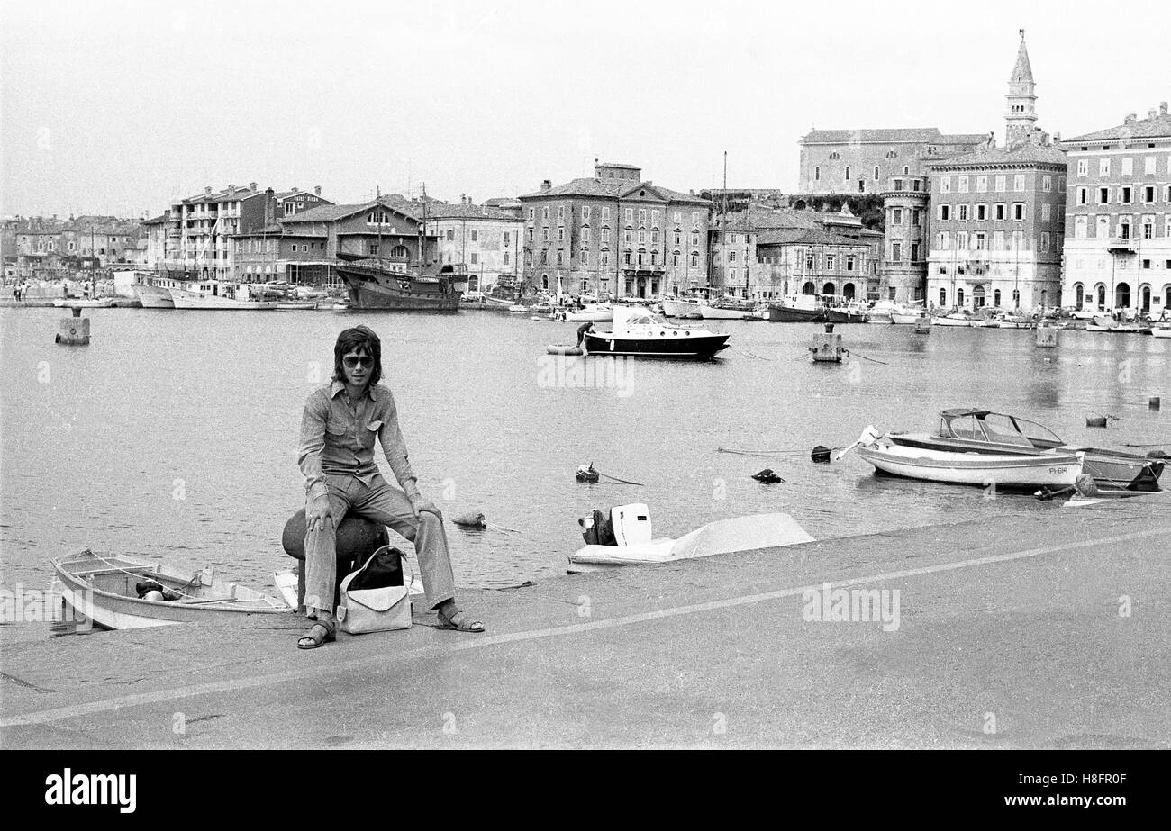 Touriste masculin Piran Old Town Harbour en Slovénie 1972 quand c'était la Yougoslavie Banque D'Images