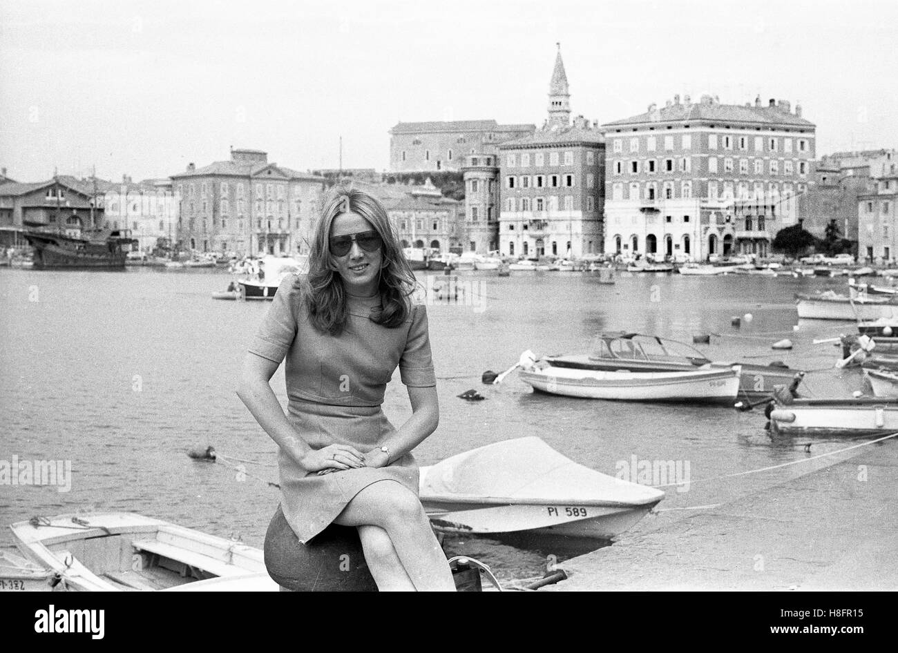Femme touriste Piran Old Town Harbour en Slovénie 1972 quand c'était la Yougoslavie Banque D'Images
