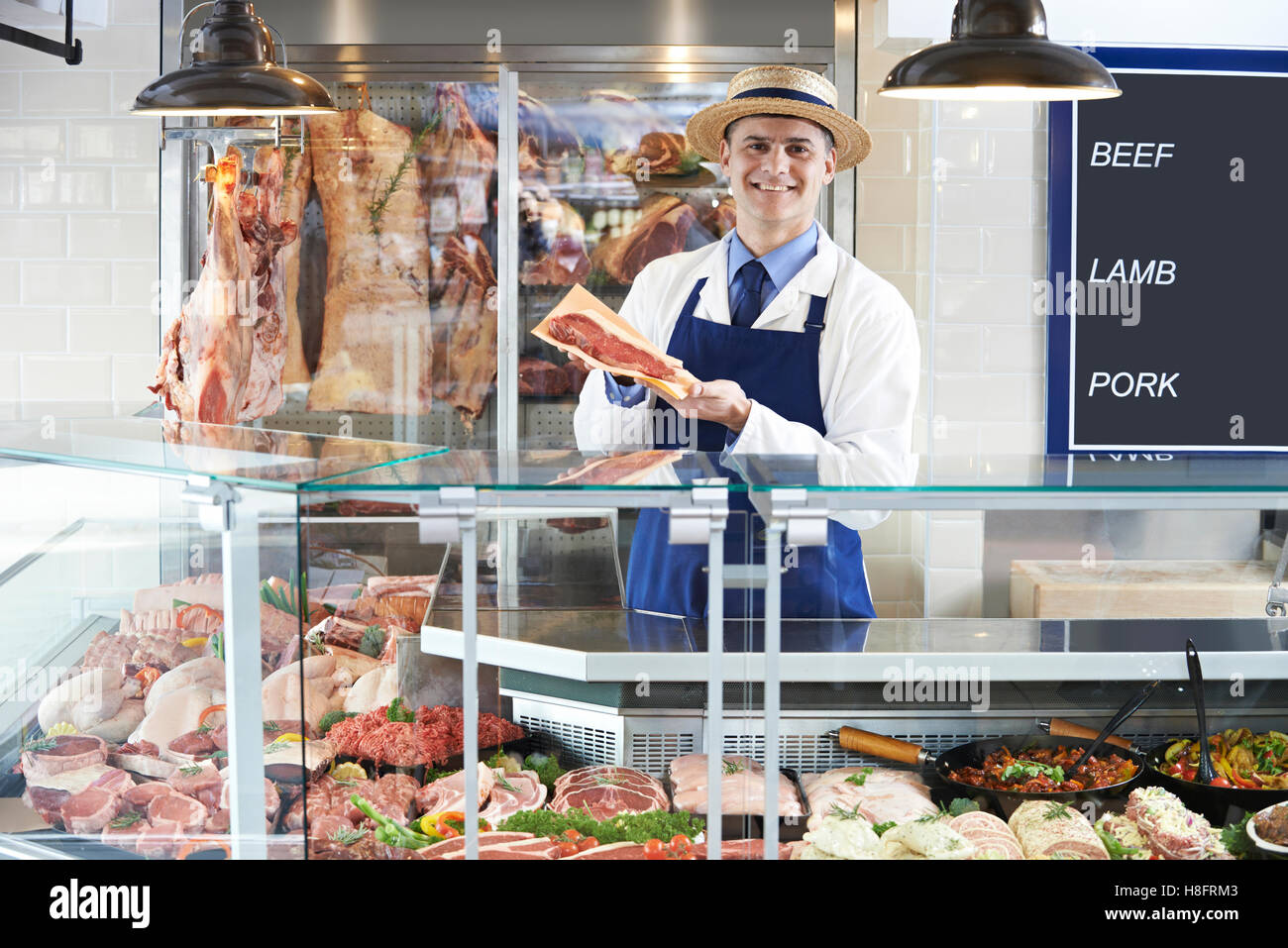 Portrait de Butcher Standing Behind Counter Banque D'Images