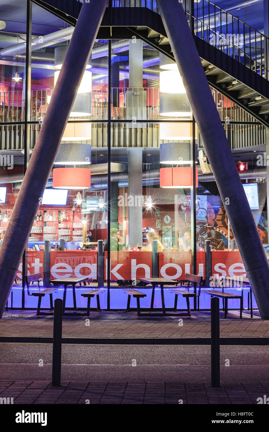 L'Europe, l'Allemagne, Hesse, Francfort, Gutleut, jeune couple dans "Chicago d'abattoirs' restaurant Banque D'Images