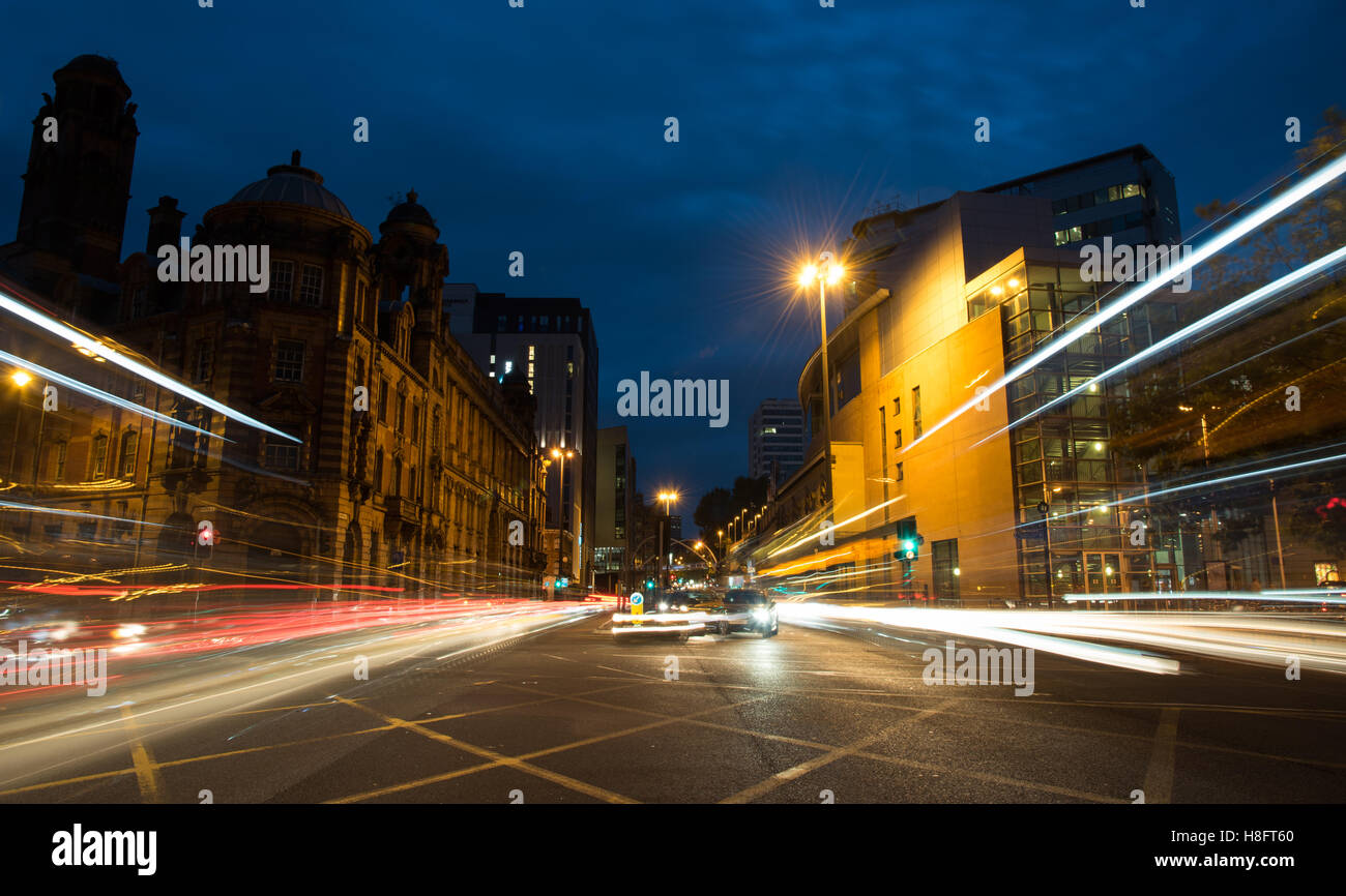 Light trails de wagons en mouvement avec la vitesse au Piccadilly avenue, près de la gare principale de la ville de Manchester en Angleterre Banque D'Images