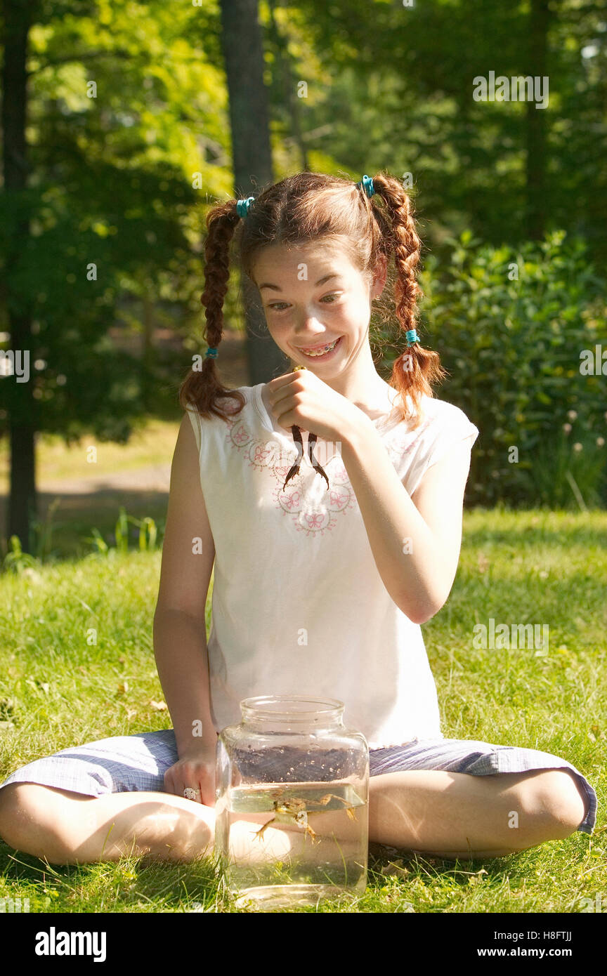 Young Girl holding sa grenouille animaux Banque D'Images