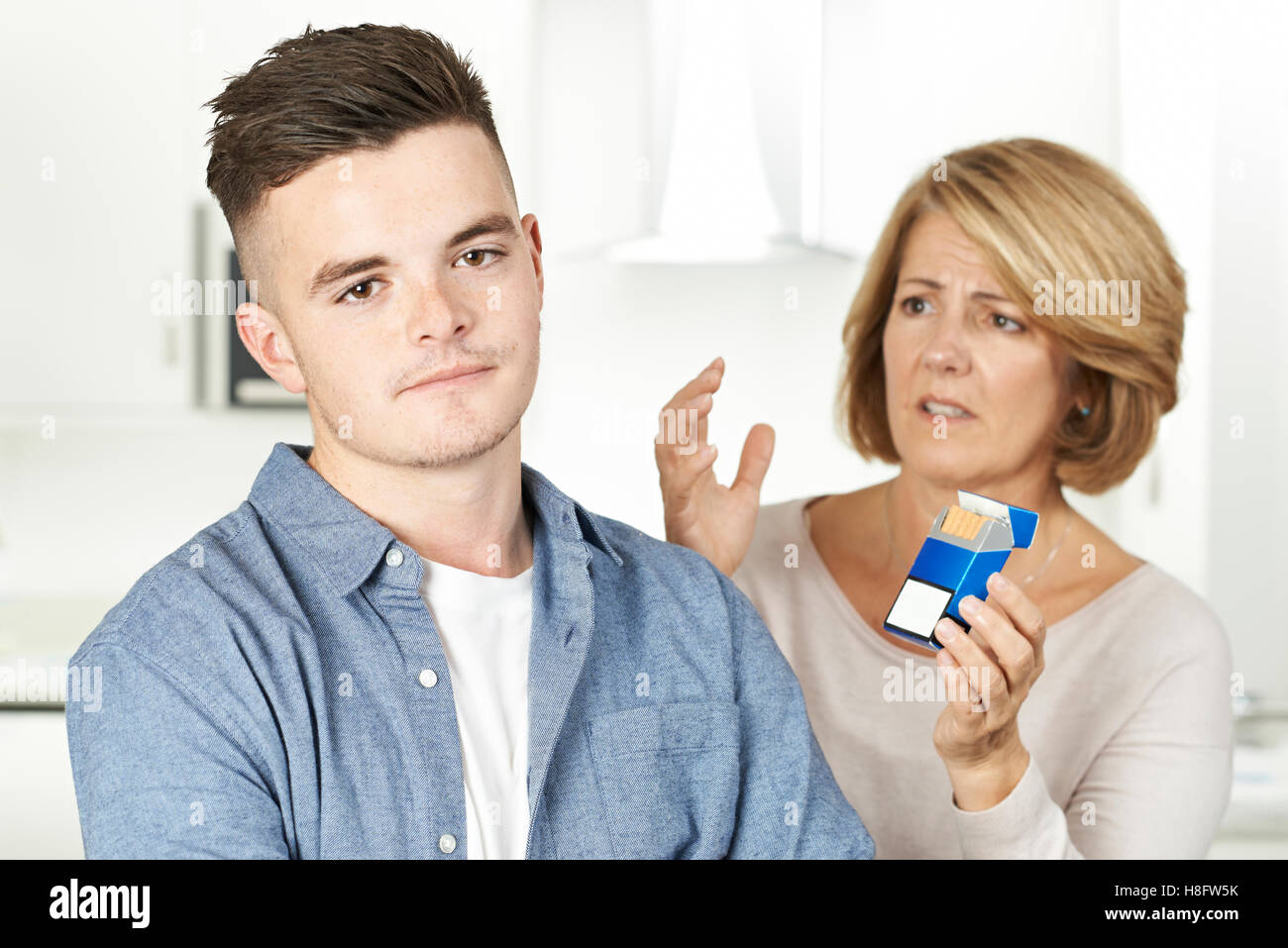 Mère parler aux fils adolescent à propos des dangers du tabagisme Banque D'Images