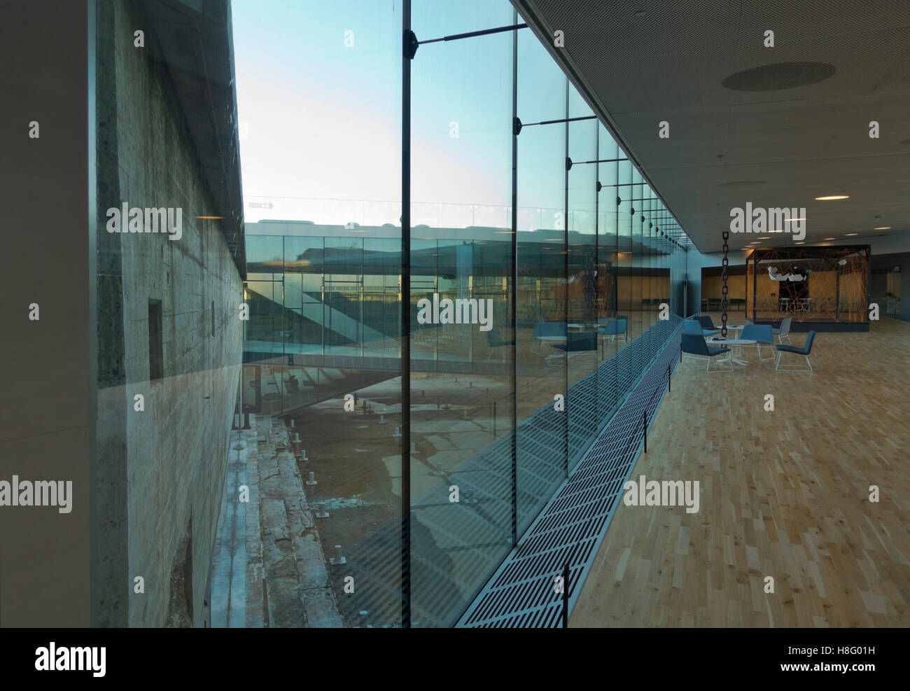 Voir à travers les murs de verre à la matière dry dock murs à Danish Maritime Museum, M/S Museet pour Søfart à Elseneur, Danemark / Helsingør,. Bjarke Ingels Banque D'Images
