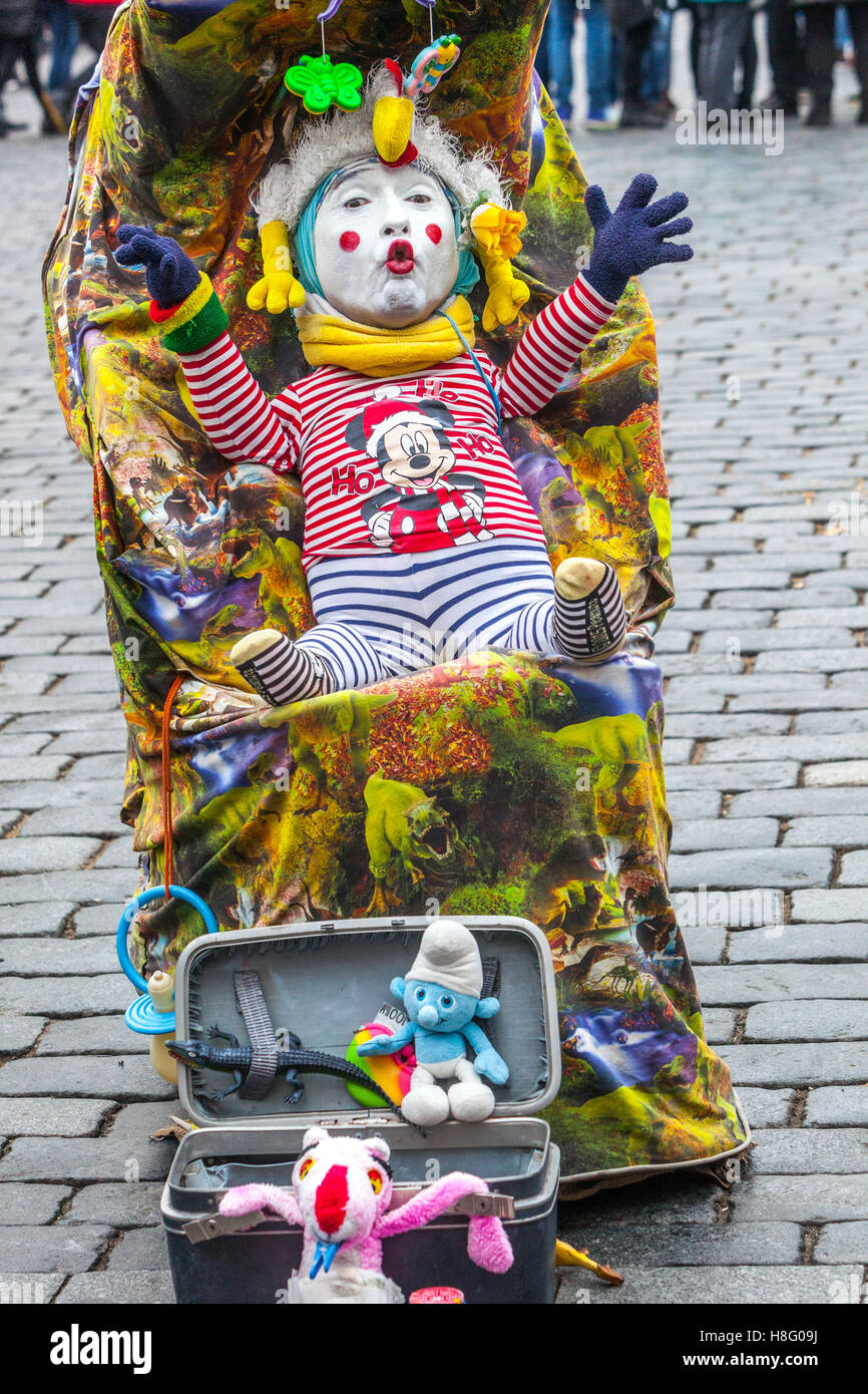 Prague Street performer habillé comme un masque de bébé Old Town Square Prague tourisme Prague Busker Banque D'Images