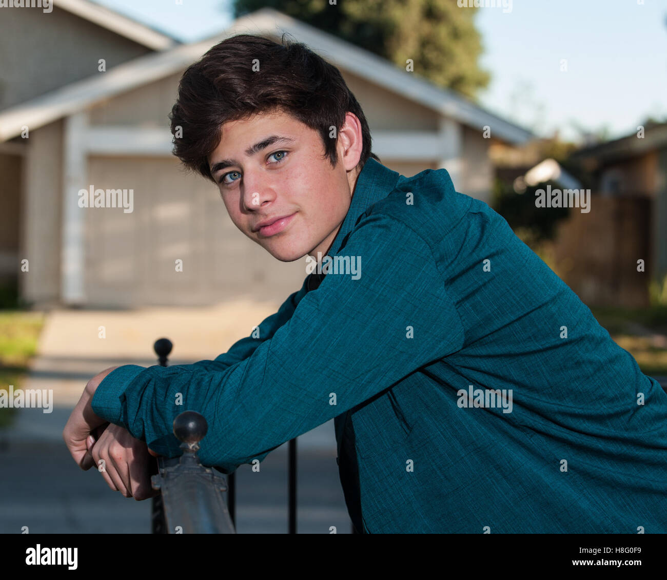 Beau latino hèle à la maison pose détendue Banque D'Images