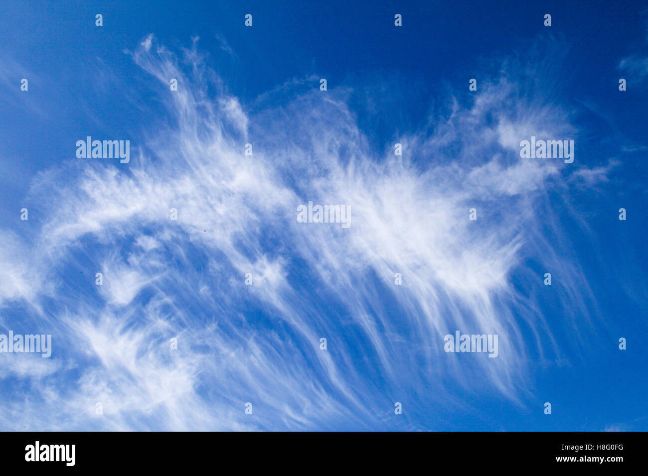 Quelle forme peut-on voir dans ces nuages ressemble à Superman ou un angle du bras nord cornes tendus battant dieu rapide. Banque D'Images