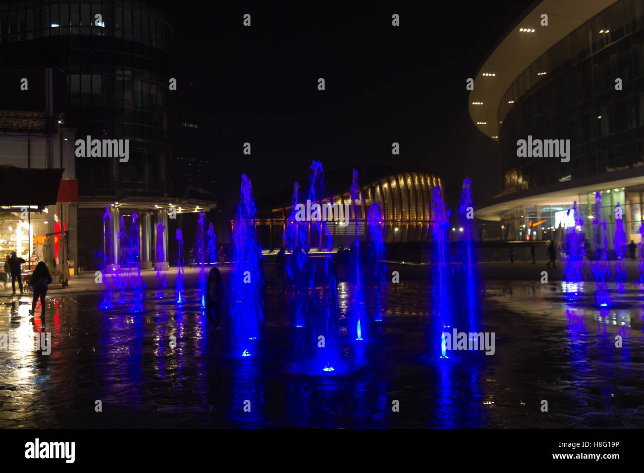 MILAN, ITALIE - 30 octobre 2016 : financial district Vue de nuit. L'eau des fontaines illuminées. Les gratte-ciel modernes dans Gae Aulenti squ Banque D'Images