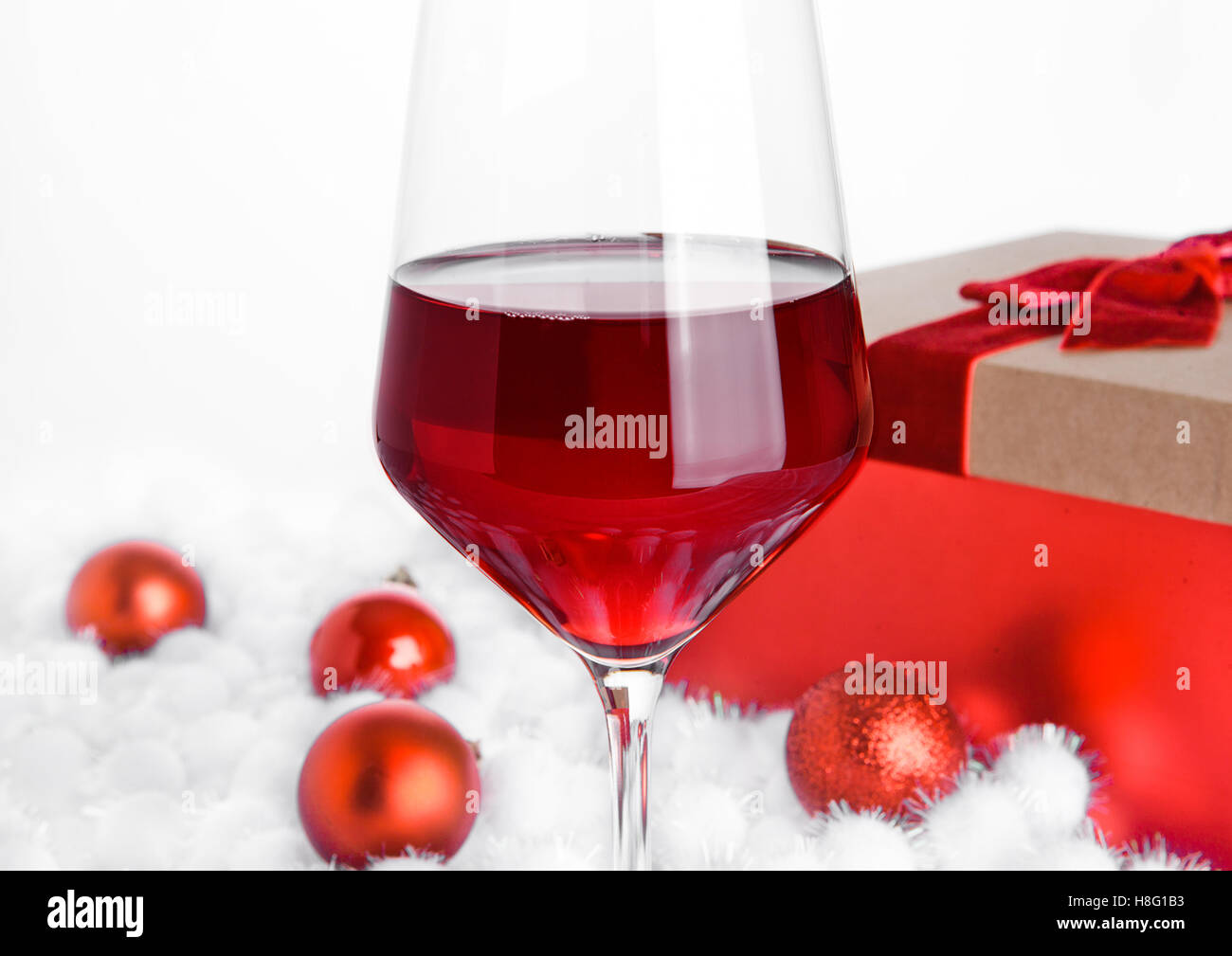 Verre De Vin Rouge Sur La Neige Avec Des Boules De Noël Sur