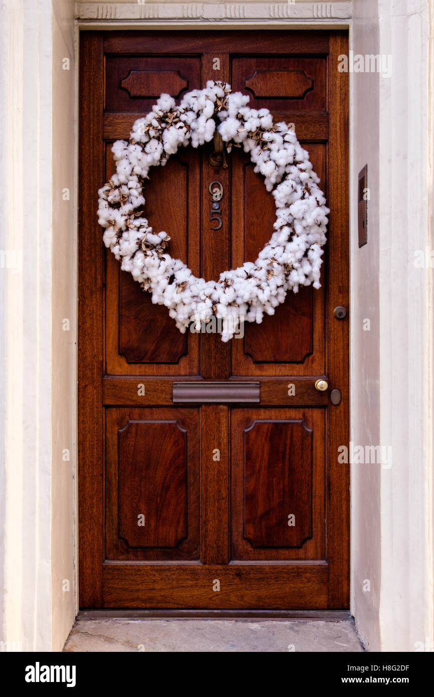Couronne de coton accroché sur une porte dans le quartier historique de Charleston, Caroline du Sud Banque D'Images