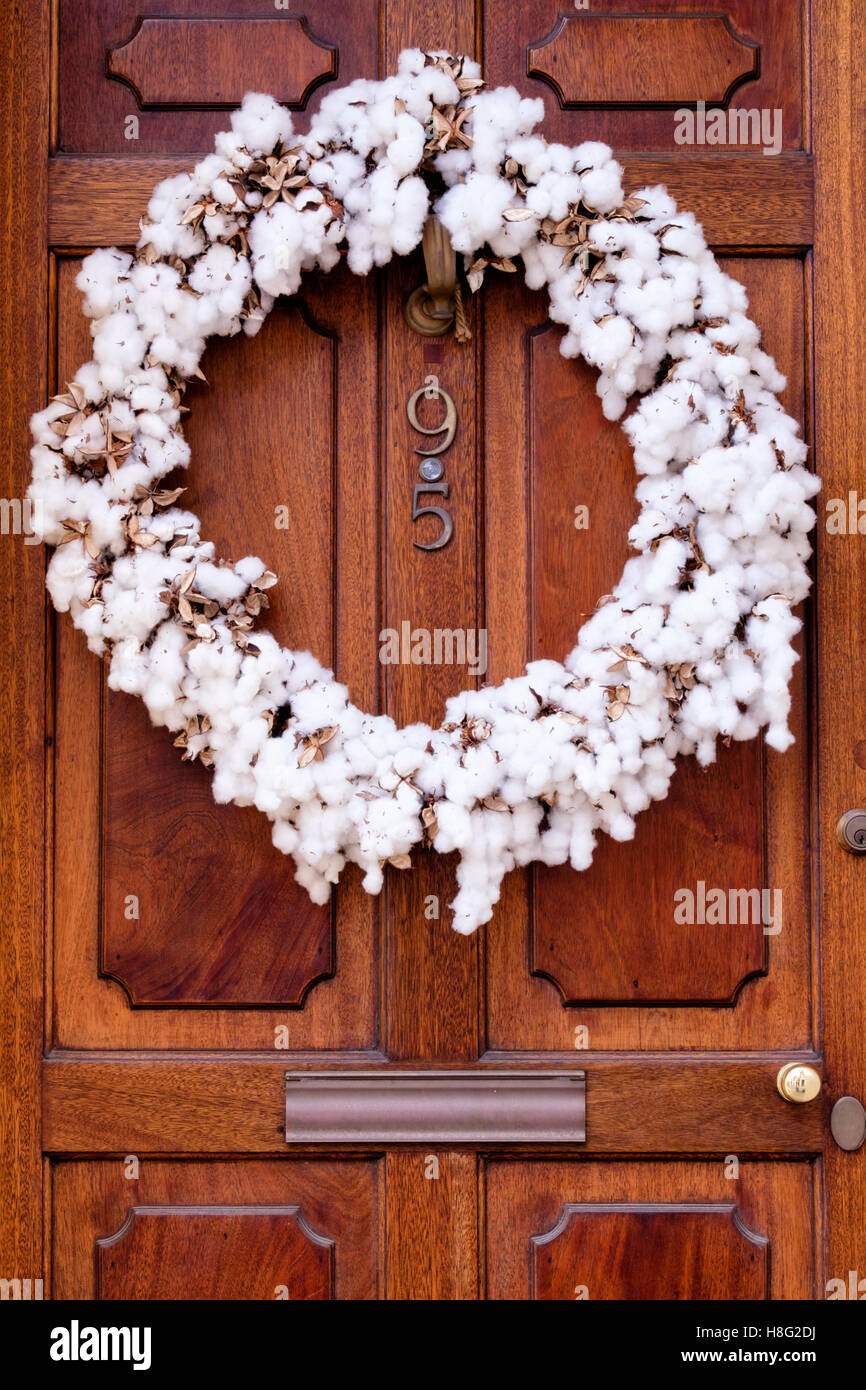 Couronne de coton accroché sur une porte dans le quartier historique de Charleston, Caroline du Sud Banque D'Images