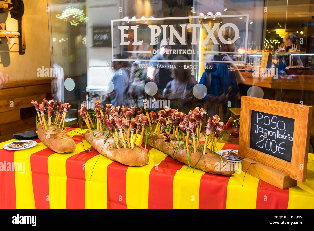 Roses comestibles fabriqués à partir de bâtons grissini enroulé autour du jambon, à l'occasion de la diada de Sant Jordi (23 avril) à Barcelone, Espagne Banque D'Images