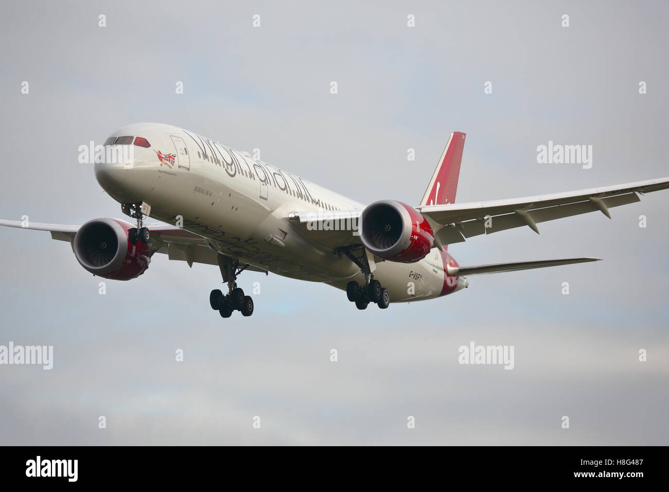 Virgin Atlantic Boeing 787-9 Dreamliner G-VSPY arrivant à l'aéroport Heathrow de Londres, UK Banque D'Images