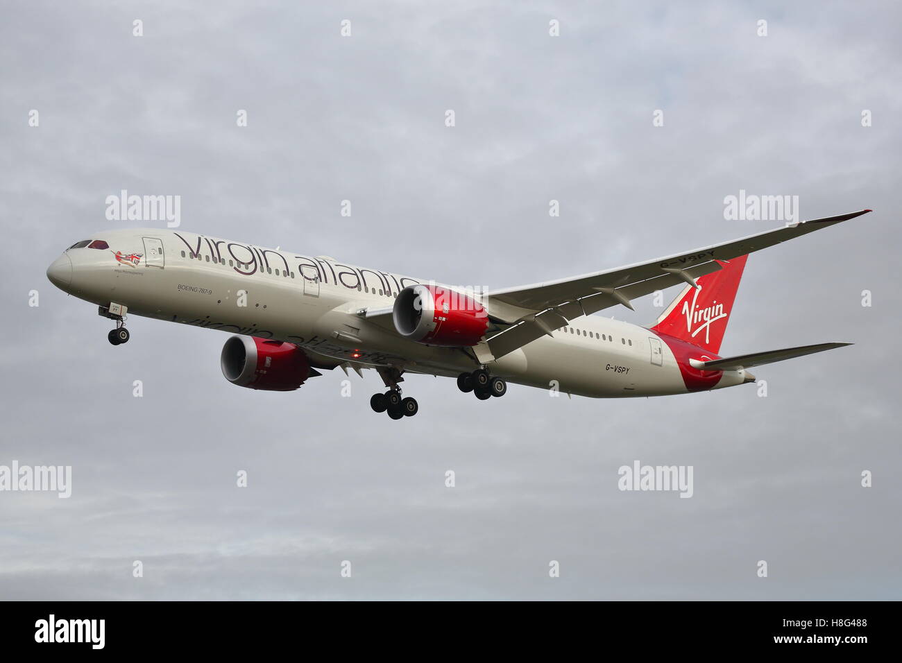 Virgin Atlantic Boeing 787-9 Dreamliner G-VSPY arrivant à l'aéroport Heathrow de Londres, UK Banque D'Images