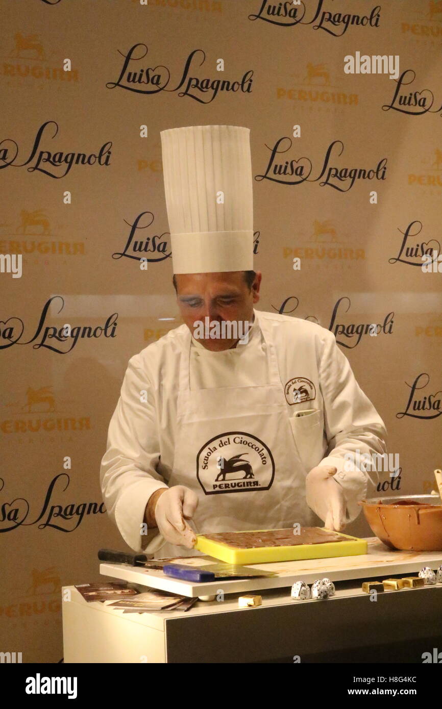 Maître Chocolatier Perugina" dans la boutique Luisa Spagnoli. Chocolatier ' Maître' effectuée dans la Boutique 'Luisa Spagnoli' à Naples. Alberto  Farinelli, qui dirige la "Scuola della cioccolata Perugina" , a montré sa  maîtrise