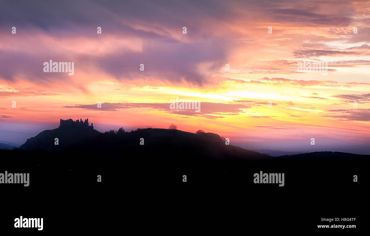 Carreg Cennen spectaculaire coucher de soleil au Château Banque D'Images